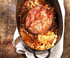 Servir Le Roti De Veau Avec Des Panais Et Des Carottes Avec Roti De Veau Et Proposer Au Choix Une Puree De Pommes De Te Kalbsbraten Braten Lebensmittel Essen