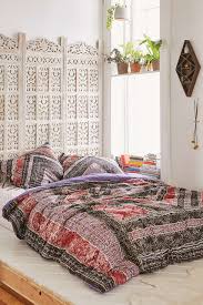 Magical Thinking Omani Worn Carpet Comforter Urban Outfitters Bedroom Tete De Lit Paravent Diy Maison Idee Deco Chambre