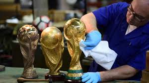 Informasi pertandingan piala dunia 2018 di rusia. Replika Trofi Piala Dunia Laris Manis Di Vietnam Pesta Bola Rusia Bola Com