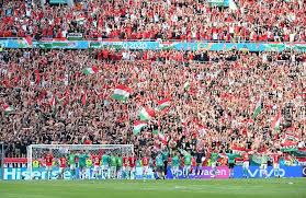 A magyar kormány döntése értelmében nézők előtt tartják meg a mérkőzést, de a stadionba való belépést magyar állampolgárok esetében védettségi igazolvány meglétéhez és felmutatásához kötik. H9cmpqqqyef3gm