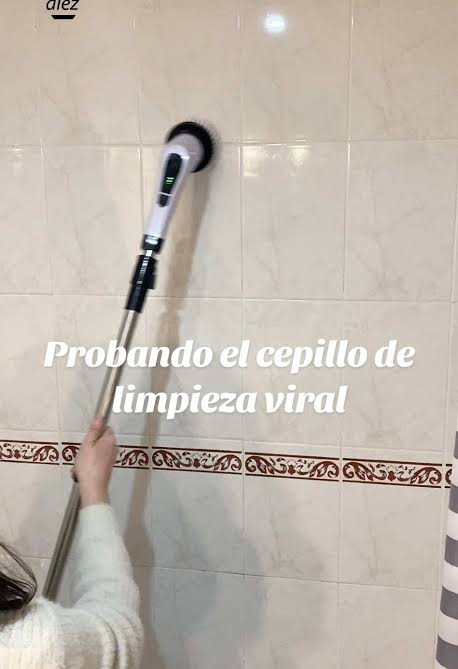 Probando el cepillo de limpieza eléctrico viral
