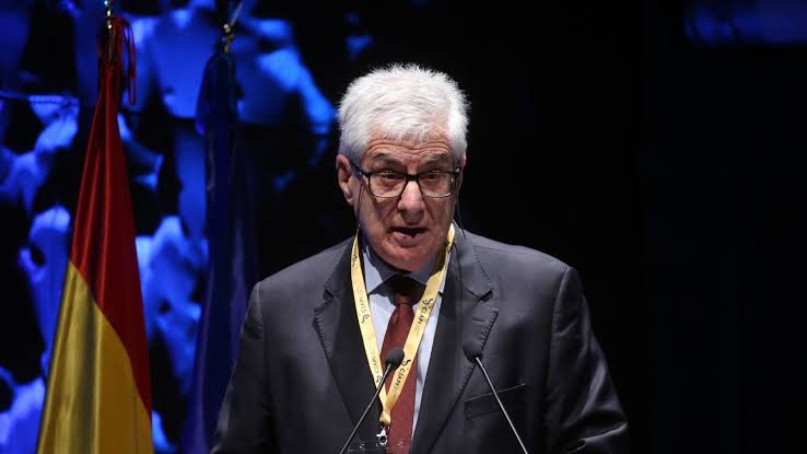 López Burniol, despedido de 'La Vanguardia' tras acusar a Sánchez de querer  "derogar la Constitución del 78"