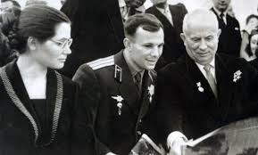 В 1981 году в свет вышла книга «108 минут и вся жизнь», написанная валентиной ивановной. Yurij Gagarin S Zhenoj I N S Hrushev Rassmatrivayut Gazetu 1961 Raznoe Retro Znamenitosti Etoretro Ru Starye Foto Gorodov