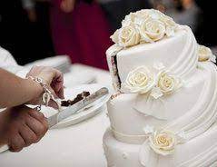 Die torten sind mit fondant eingedeckt und jeweils unterschiedlich gefüllt. 3 Stockige Torte Rezept Tipps Torten Rezepte 3 Stockige Torte Hochzeitstorte Selber Machen