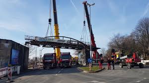 A spmt combination consists of two units; Demontage Einer Eisenbahnbrucke Im Tandemhub