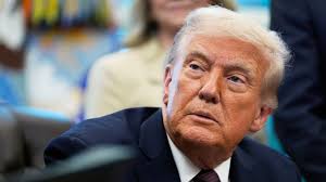 Der Nuntius Erzbischof Thomas Gullickson in der Bruderklausenkappelle in  Etzgen