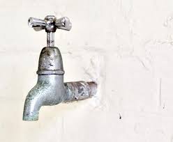 Die regelmäßige reinigung der betroffenen bereiche spart nicht nur viel arbeit im nachhinein. Wasserhahn Verkalkt 4 Tipps Zum Muhelosen Entkalken