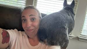 Someone doesn't know what “personal space” means! 😂.