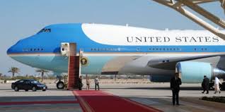 Amerika juga biru, tapi sepertinya tak akan ada masalah. Ini Perbandingan Pesawat Air Force One Dan Pesawat Presiden Jokowi Merdeka Com