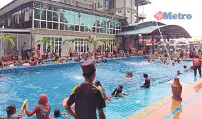 If you are flying into kuala terengganu after the ferries stop running you can easily find a room near the ferry pier here. Mandi Puas Puas