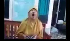 Ada ada saja tingkah emak emak saat naik motor di jalanan. Kurir Cod Kembali Dimaki Customer Ibu Ini Tolak Bayar Paket Karena Tak Sesuai Pesanan