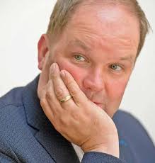 BERICHTE, MEINUNGEN UND PORTRAITS