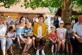 Weil es sich zeitlich nicht anders ausging, war ich immer eines der ersten kinder, die in den kindergarten gebracht wurden, und oft auch das letzte. Pamela Rendi Wagner Ø¹Ù„Ù‰ ØªÙˆÙŠØªØ± Auf Sommerferien Freuen Sich Kinder Und Ihre Familien Das Ganze Jahr Fur Eltern Und Alleinerziehende Erzeugt Das Oft Stress Weil Kinderbetreuungsangebote Fehlen Nicht In Schandorf Im Burgenland Dort