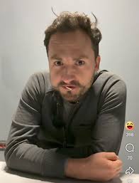 Dziś swoje urodziny 🎂 obchodzi Maciej Kosmala, który w Dzielnica strachu  gra jednego z Waszych ulubionych gorczakowskich policjantów! 🚓 Życzymy Ci:  🎈 pięknych chwil, 🎈 radości, 🎈 i jak najwięcej miłości ❤️