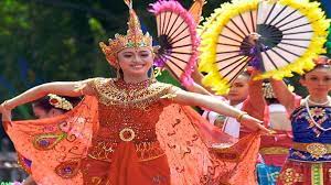 Pola lantai melingkar adalah pola yang membentuk garis lingkaran ataupun setengah lingkaran. Tari Merak Kesenian Populer Khas Sunda Asal Jawa Barat