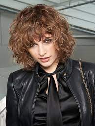 Bei Diesem Mittellangen Haarschnitt Dominieren Der Pony Und Die Locken Noch Mehr Langhaarfrisuren Haarschnitt Frisuren Mit Pony Mittellang