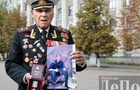 Ветеран другої світової війни із запоріжжя, який втратив у боях на сході єдиного внука, у такому поважному віці воює в тилу з інформаційними атаками російського агресора. Veteran Ivan Zaluzhnij Ya Mriyav Vidsvyatkuvati 9 Travnya Razom Iz Vnukom Ale Vin Zaginuv Zahishayuchi Batkivshinu Video
