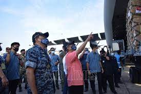 Lagipun, ia berdegup duduk di belakang meja, dan ia datang dengan pandangan yang hebat bersama dengan banyak faedah lain. Covid 19 Muhyiddin Tinjau Proses Penghantaran Barangan Kritikal Ke Malaysia Timur Air Times News Network