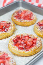 Pastries With Cream Cheese And Strawberries Veronika S Kitchen Recipe Puff Pastry Recipes Puff Pastry Desserts Pastry
