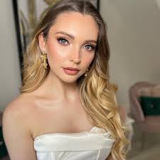 Hi. Does anyone have any recommendations for a party entertainer for a 6  year old girl, ideally someone that could be hosted with a few friends at  home?