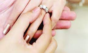 Beli cincin tunangan online berkualitas dengan harga murah terbaru 2021 di tokopedia! Ada Yang Tau Kenapa Cincin Tunangan Harus Di Jari Kiri Simak Penjelasannya