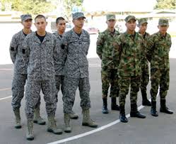 El ejército colombiano recibió las órdenes directamente del presidente de militar la ciudad de cali luego de las protestas. Carne Monotono Camara Uniforme Fuerza Aerea Gaeeein Com