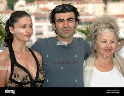 L-R) Turkish actress Nurgul Yesilcay, director Fatih Akin and German  actress Hanna Schygulla pose for the cameras during a photocall to their  film The Edge of Heaven (Yasamin kiyisinda) running in competition