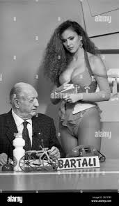 TRASPORTO TELEVISIVA STRISCIA LA NOTIZIA, GINO BARTALI CON ANGELA CAVAGNA  EDITORIALE SOLO USO Foto stock - Alamy