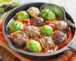 Recette De Poelee De Choux Et De Boulettes De Viande A La Tomate Recette Recettes De Cuisine Boulette De Viande Recette