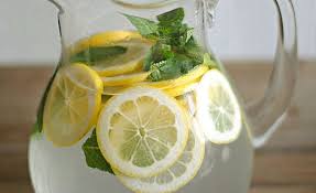 Jika anda merasa kesulitan atau sering enggan minum lebih banyak air setiap hari, coba buat air lemon. Ini Cara Membuat Infused Water Lemon Yang Benar Rancah Post