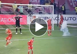Bei der em kommt es zum aufeinandertreffe von robert lewandowski und thiago. Boller Explodiert Bayern Star Lewandowski Geht Zu Boden Unsertirol24
