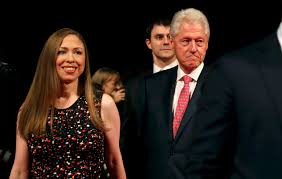 تزوّجت تشيلسي كلينتون إبنة الرئيس الأمريكي الأسبق بيل كلينتون ووزيرة الخارجية الأمريكية هيلاري كلينتون من خطيبها مارك مازفينسكي مساء السبت في إطار من السريّة. ØªÙ„Ø§Ø³Ù† Ø¨ÙŠÙ† Ø±Ø¦ÙŠØ³ Ø§Ù„ÙÙ„Ø¨ÙŠÙ† ÙˆØªØ´ÙŠÙ„Ø³ÙŠ ÙƒÙ„ÙŠÙ†ØªÙˆÙ† Ø­ÙˆÙ„ Ø§Ù„Ø§ØºØªØµØ§Ø¨