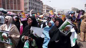 Zakzaky wanda yake sanye da wani abun wuya ya ce a karon farko an bar shi ya ga likitocinsa bayan da ya nace. Why Did Nigerian Military Attack Muslim Protest Movement When Violent Boko Haram Is Still At Large
