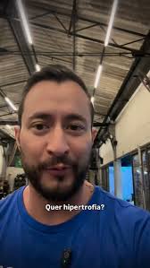 Quer hipertrofia?, Então anota isso: cresce quem dá estímulo mecânico  REAL., E isso significa:, ✔️ Carga progressiva, ✔️ Controle do movimento,  ✔️ RPE alto, ✔️ Falha técnica bem feita, ✔️ Volume bem ...