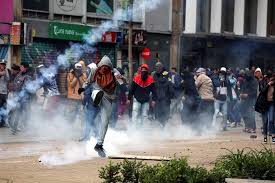 Entendiéndose toque de queda como una medida de protección tomada por el estado que restringe la libre circulación de sus ciudadanos para salvaguardar controlar el orden público. Decretan Toque De Queda En Bogota