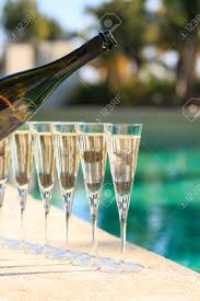 Beaucoup De Verres De Champagne Ou Prosecco Pres De La Piscine Du Resort Dans Un Hotel De Luxe Soiree Piscine Verser La Boisson Dans Des Verres Verticale Banque D Images Et Photos Libres