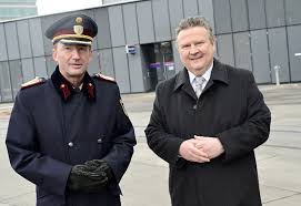 Bei der initiative „alles gurgelt können sich bisher mitarbeiterinnen und mitarbeiter von teilnehmenden betrieben gratis und zu hause auf das coronavirus. Ludwig Alles Gurgelt Nun Auch Fur Wiens Polizistinnen Und Polizisten Presse Service