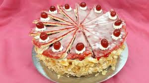 Konditormeister Marcel Seeger Komponiert Mit Aromatischen Kirschen Frischer Sahne Und Knusprig Leichtem Blatterteig Ein Kuchen Und Torten Backrezepte Konditor