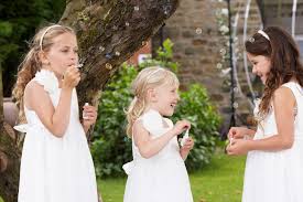 Du suchst erste ideen für eure hochzeit, ihr seid bereits mitten in der hochzeitsplanung oder recherchiert noch informationen zu formalitäten rund ums heiraten? Entertainment Auf Hochzeiten 11 Ideen Fur Unterhaltung