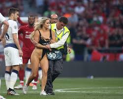 Kinsey wolanski, the blonde pitch invader who halted last week's uefa champions league football final in madrid while wearing a scanty swimsuit, has been fined €15,000 ($17,000) for violating the. Flitzerin Finale Champions League Kinsey Wolanski Spricht Uber Ihre Nacht Watson