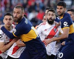Un simpatizante de river plate hace gestos a la policía antidisturbios en las inmediaciones del estadio monumental de buenos aires tras un ataque al el entrenador del boca, guillermo barros schelotto, luego de la suspensión del partido de la final de la copa libertadores entre river plate y boca. River Y Boca Igualaron Sin Goles En El Monumental Analisis De Un Partido Que Dejo Gusto A Poco Guioteca