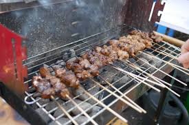 Dalam baskom, campur potongan daging dengan bumbu halus dan bahan lainnya, aduk rata. 5 Tips Praktis Agar Sate Tidak Lengket Saat Dibakar Kumparan Com