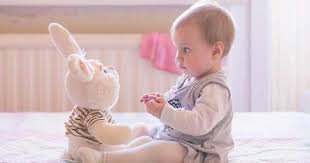 Je veux trouver un bon doudou pour mon bébé ou pour offrir pas cher ici a quel age doudou bébé. Comment Bebe Apprend A Parler Et A Quel Age Magicmaman Com