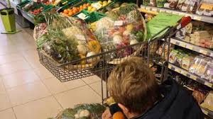 Cette Grande Surface Brade Des Fruits Et Legumes Abimes Plutot Que Les Jeter