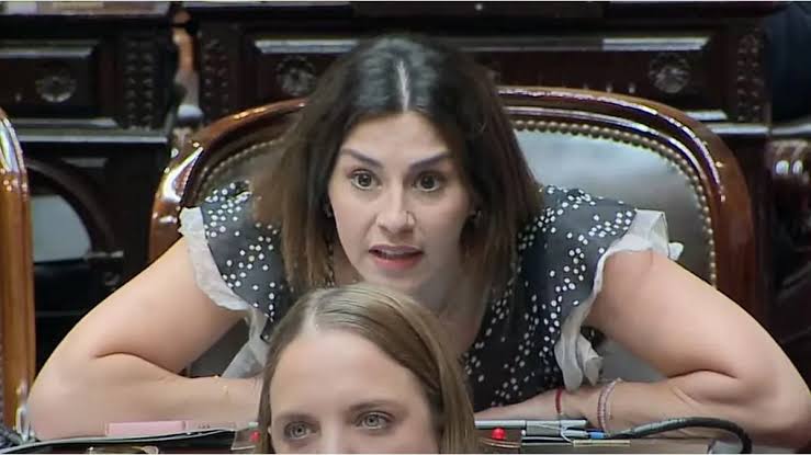 Marcela Pagano sobre Manuel Adorni: "El Gobierno quiere ganar tiempo y lo  van a premiar con un cargo mejor" | AM del plata 1030