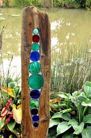 Diy Garden Art Ideas Do Not Have To Be Expensive But They Will Definitely Turn Your Garden From Ordinary To Garden Art Sculptures Garden Art Stained Glass Art
