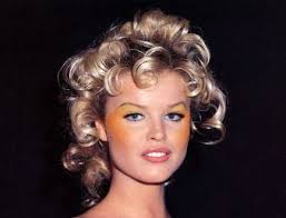 The 90s supermodels look relaxed and happy to be back together as they pose on the beach. Eva Herzigova For Versace 90s Supermodels Hair Makeup Makeup Looks