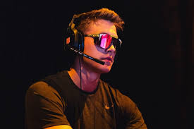 My wife can shoot too!! A Developing Debate Who Is Best At Call Of Duty Meyers Leonard Raises A Hand The Athletic