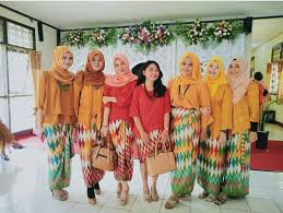 Model baju batik couple dan kebaya terbaru 2020/2021 buat pesta kondangan wisuda pertunangan baju batik couple kebaya. 18 Inspirasi Kebaya Seragam Buat Dipakai Bareng Teman Agar Makin Kompak Dan Sayang Kan