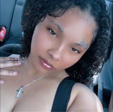 I'm this close 🤏🏽 to cutting my hair this year🥵😍 It gives FINE AUNTIE 🤪